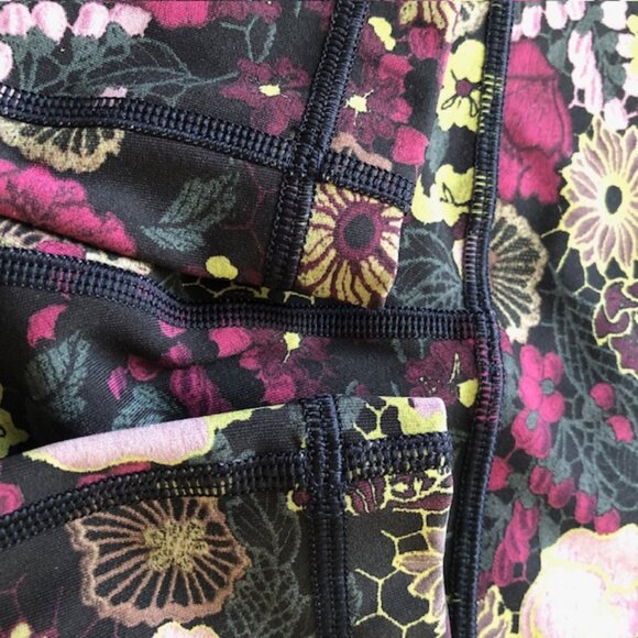 Lululemon Wunder Under Crop (Hi-Rise) Leggings 21" in Colour Fluorolace Multi, 6 - Picture 8 of 11